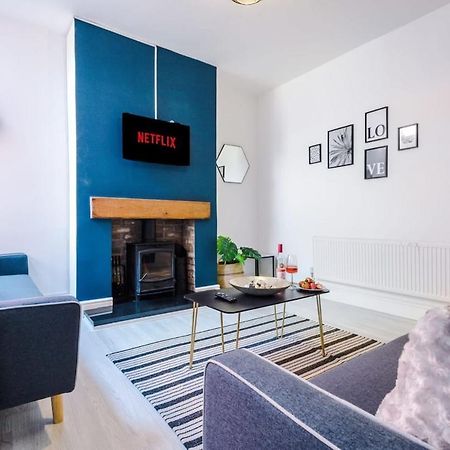 Large 4 Bedroom Home With Free Parking Near Mediacityuk مانشستر المظهر الخارجي الصورة