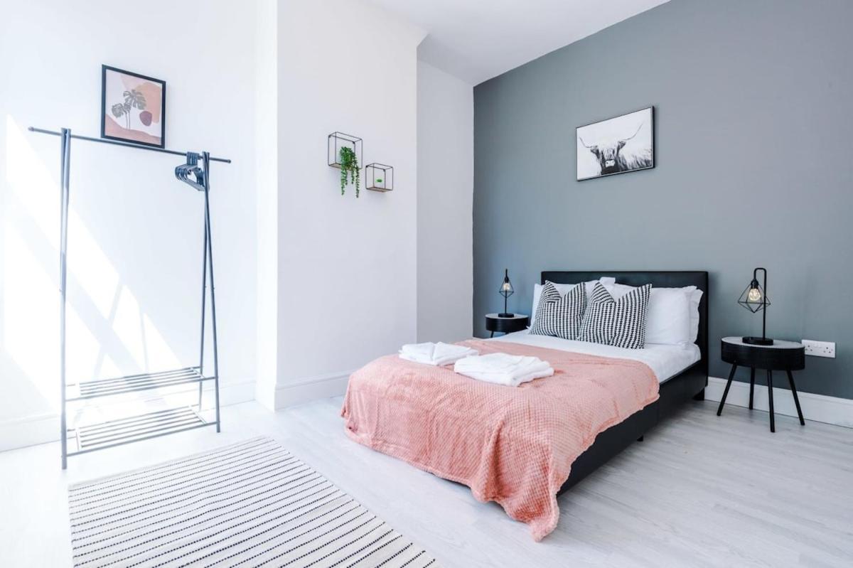 Large 4 Bedroom Home With Free Parking Near Mediacityuk مانشستر المظهر الخارجي الصورة