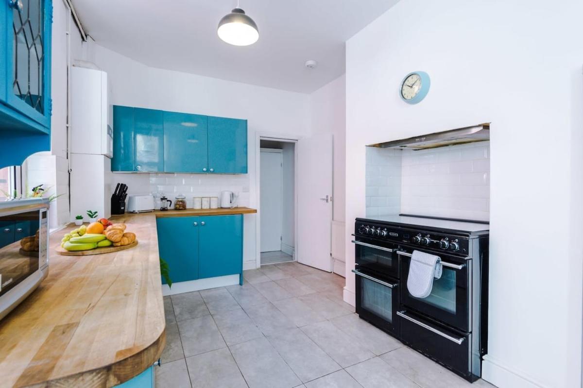Large 4 Bedroom Home With Free Parking Near Mediacityuk مانشستر المظهر الخارجي الصورة