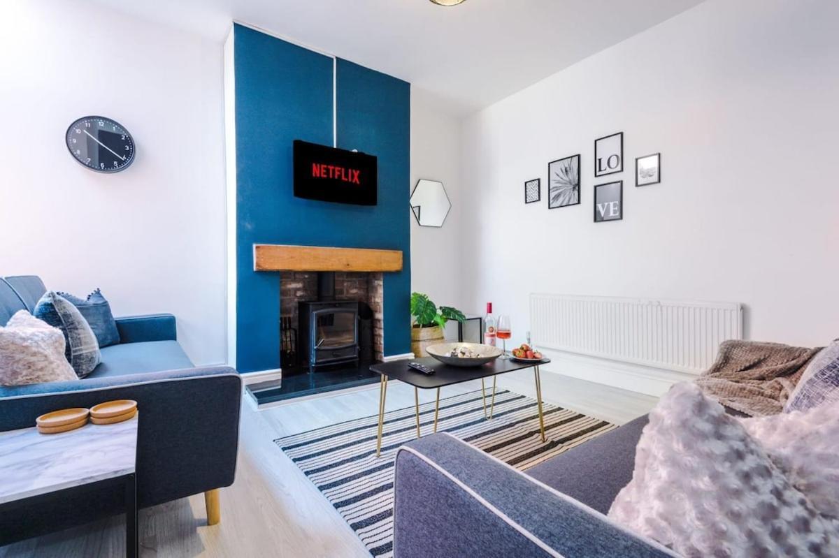 Large 4 Bedroom Home With Free Parking Near Mediacityuk مانشستر المظهر الخارجي الصورة